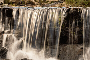 Fototapeta premium Salto de agua fotografiado a baja velocidad de obturación