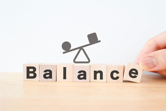 バランスを示す木製ブロックとシーソーのイラスト。