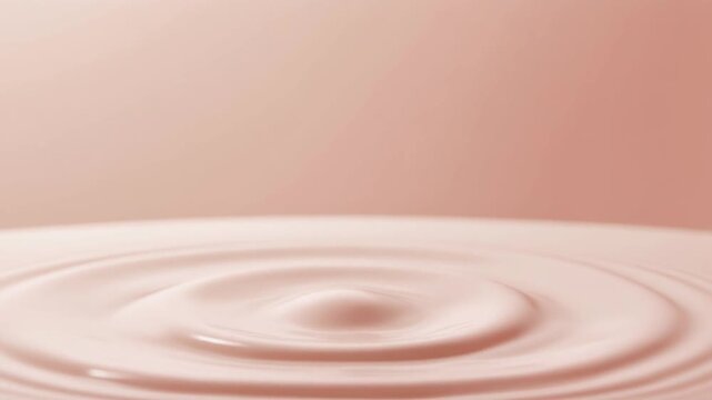 ピンクベージュのミルキー液体に広がるしぶき動画素材