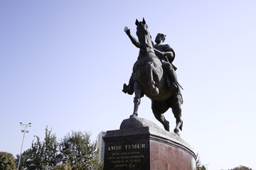 ウズベキスタンの首都タシケントにあるティムール広場の銅像と博物館、及びコーラン博物館と近辺のイスラム建築。