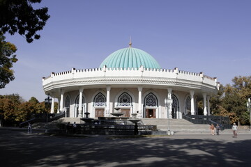 ウズベキスタンの首都タシケントにあるティムール広場の銅像と博物館、及びコーラン博物館と近辺のイスラム建築。