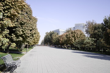 ウズベキスタンの首都タシケントにあるティムール広場の銅像と博物館、及びコーラン博物館と近辺のイスラム建築。