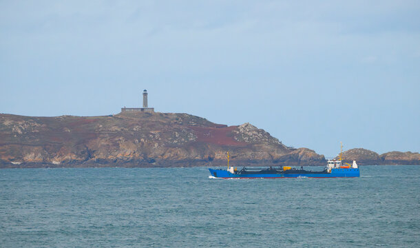 Passage d'un navire sablier devant l'&icirc;le aux moines en Bretagne