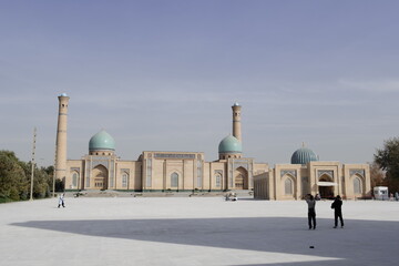 ウズベキスタンの首都タシケントにあるティムール広場の銅像と博物館、及びコーラン博物館と近辺のイスラム建築。