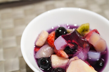 ブルーベリーゼリーとフルーツのカラフルなデザート