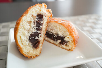 あんこがたっぷり詰まった半分のあんドーナツ