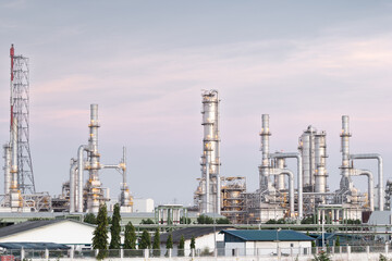 Obraz premium Large-scale industrial plant or oil refinery in Rayong, Thailand. Include steel structures and pipelines. Representing major industrial investment, manufacturing and the growth of the energy sector.