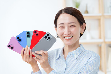 スマホを複数台持つ女性