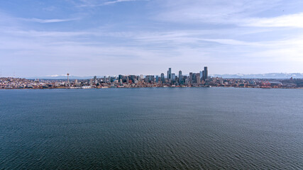 Naklejka premium Seattle skyline on a sunny day in March