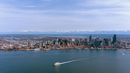 Naklejka premium Seattle skyline on a sunny day in March