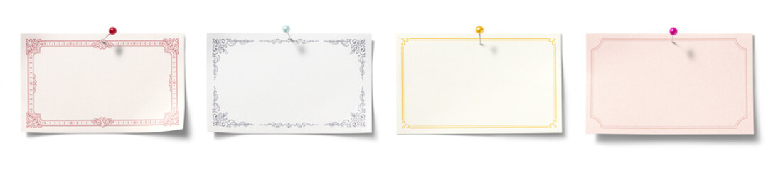 ピンで留められた、様々なメッセージカード