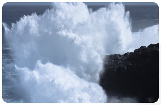 Explosion de vague sur falaise , Pointe au sel, &icirc;le de la R&eacute;union 