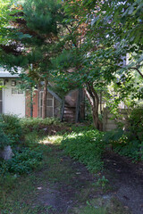 今は使われていない古いアパート