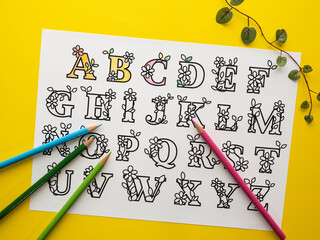 アルファベットの塗り絵と色鉛筆