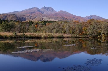 いもり池から見た紅葉の妙高山