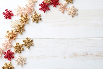 白い木製のテーブルに並べられた赤い金色の雪の結晶のビーズ