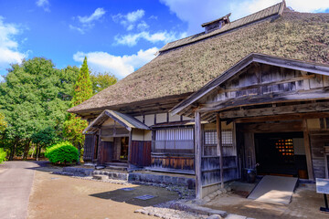 秋　みちのく湖畔公園　紅葉とコキアと古民家
