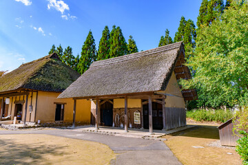 秋　みちのく湖畔公園　紅葉とコキアと古民家
