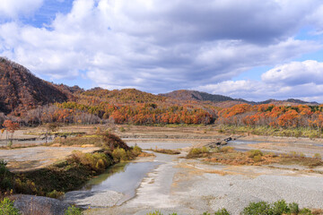 北海道平取町、糠平川に架かる豊糠橋からの眺め【10月】