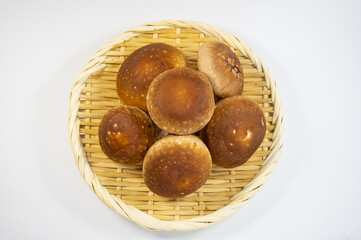 ざるに盛った椎茸