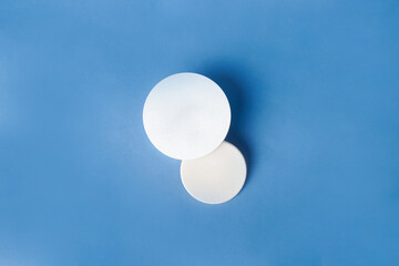 A face powder is placed neatly on a blue background