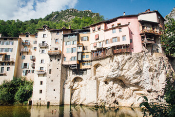 Pont-en-Royans en &eacute;t&eacute;. Village touristique de la gorge de la Bourne. Maisons sur des falaises. Architecture m&eacute;di&eacute;vale. Vieille ville suspendue en Is&egrave;re dans le Vercors

