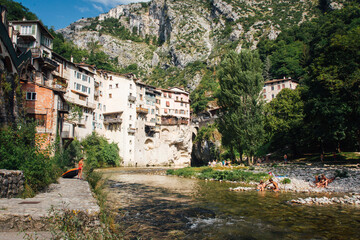 Pont-en-Royans en &eacute;t&eacute;. Village touristique de la gorge de la Bourne. Maisons sur des falaises. Architecture m&eacute;di&eacute;vale. Vieille ville suspendue en Is&egrave;re dans le Vercors
