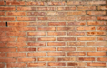 muro de ladrillos rojos