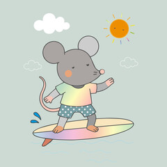 S&uuml;&szlig;e Vektorillustration einer Maus beim Surfen auf einem bunten Surfbrett unter der Sonne. Sommerliches, fr&ouml;hliches Motiv mit Pastellfarben, Wolken und Wellen &ndash; symbolisiert Spa&szlig;, Freiheit und Freude