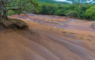 Siebenfarbige Erde im Geopark Chamarel auf der Insel Mauritius