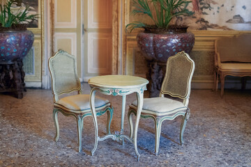 leganza d&rsquo;altri tempi: arredo classico in ambiente storico