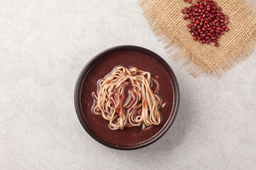 팥을 푹 삶아서 체에 으깨어 밭인 물에 쌀을 넣고 쑨 죽.
Porridge made by boiling red beans, mashing them in a sieve, and adding rice to the water.
