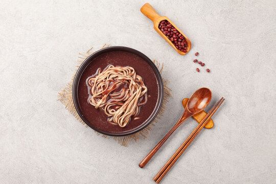 팥을 푹 삶아서 체에 으깨어 밭인 물에 쌀을 넣고 쑨 죽.
Porridge made by boiling red beans, mashing them in a sieve, and adding rice to the water.
