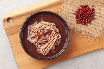 팥을 푹 삶아서 체에 으깨어 밭인 물에 쌀을 넣고 쑨 죽.
Porridge made by boiling red beans, mashing them in a sieve, and adding rice to the water.
