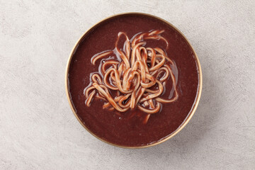 팥을 푹 삶아서 체에 으깨어 밭인 물에 쌀을 넣고 쑨 죽.
Porridge made by boiling...