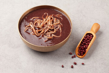 팥을 푹 삶아서 체에 으깨어 밭인 물에 쌀을 넣고 쑨 죽.
Porridge made by boiling...