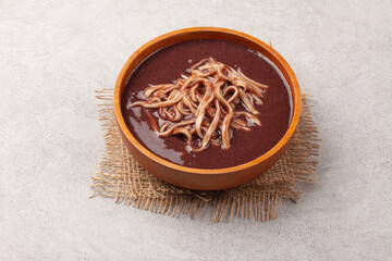 팥을 푹 삶아서 체에 으깨어 밭인 물에 쌀을 넣고 쑨 죽.
Porridge made by boiling red beans, mashing them in a sieve, and adding rice to the water.
