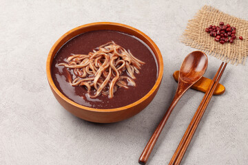 팥을 푹 삶아서 체에 으깨어 밭인 물에 쌀을 넣고 쑨 죽.
Porridge made by boiling red beans, mashing them in a sieve, and adding rice to the water.
