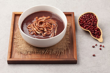 팥을 푹 삶아서 체에 으깨어 밭인 물에 쌀을 넣고 쑨 죽.
Porridge made by boiling red beans, mashing them in a sieve, and adding rice to the water.
