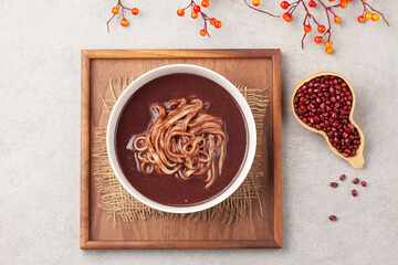 팥을 푹 삶아서 체에 으깨어 밭인 물에 쌀을 넣고 쑨 죽.
Porridge made by boiling...