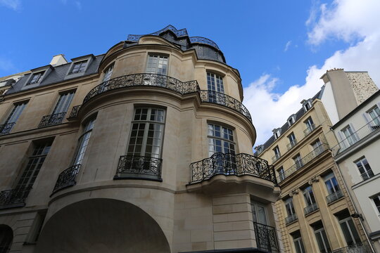 Fa&ccedil;ade d''immeuble du XVII &egrave;me &agrave; Paris avec tour et balcon en fer forg&eacute;
