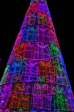 Detalle &Aacute;rbol de Navidad artificial. Adorno de luces de colores, en la noche.