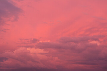 Fototapeta premium Dramatic Pink and Purple Clouds at Dusk wallpaper