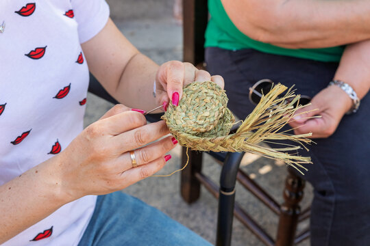 Trabajando el Esparto. Realizando cestos de forma artesanal, como se hac&iacute;a d&eacute;cadas atr&aacute;s en el entorno rural.