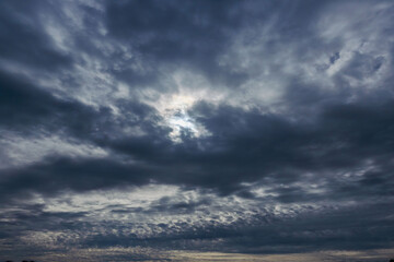 Fototapeta premium 秋の曇り空 雲の中の太陽02