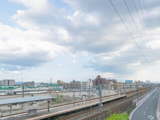 Naklejka premium 曇り空の下の鉄道駅と線路、街並みの風景