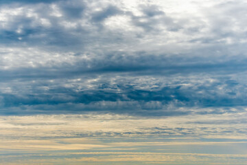 秋の空に雲が広がる16