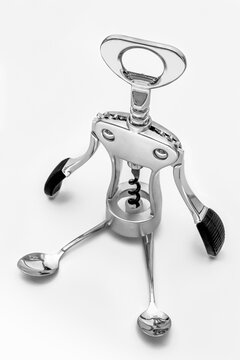 Retrato art&iacute;stico de un sacacorchos o abridor de botellas de vino tal como si fuera una persona retratada sentada, en cuerpo completo