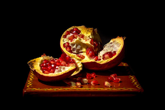 Bodeg&oacute;n frutal de una granada con claroscuros, imitaci&oacute;n pintura al estilo de iluminaci&oacute;n de Caravaggio