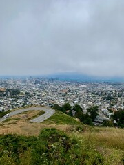 Obraz premium Scenic San Francisco Skyline View from a Hilltop with Cloudy Skies